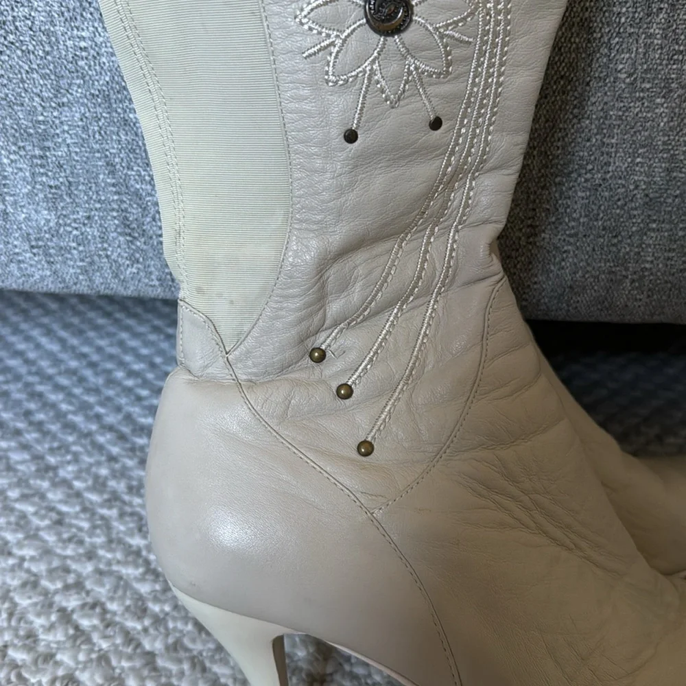 Over the knee leather boots embroidered